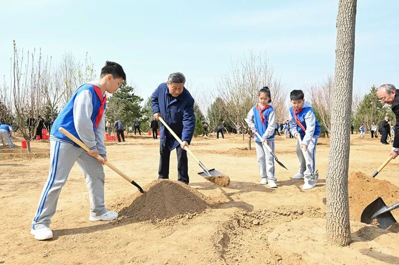 2025年4月3日,习近平总书记来到北京市丰台区永定河畔参加首都义务植树活动。